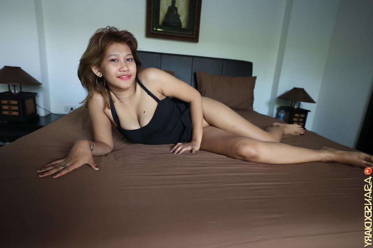 20P La guapa amateur Noodee follada por su coño asiático y su gran culo en POV