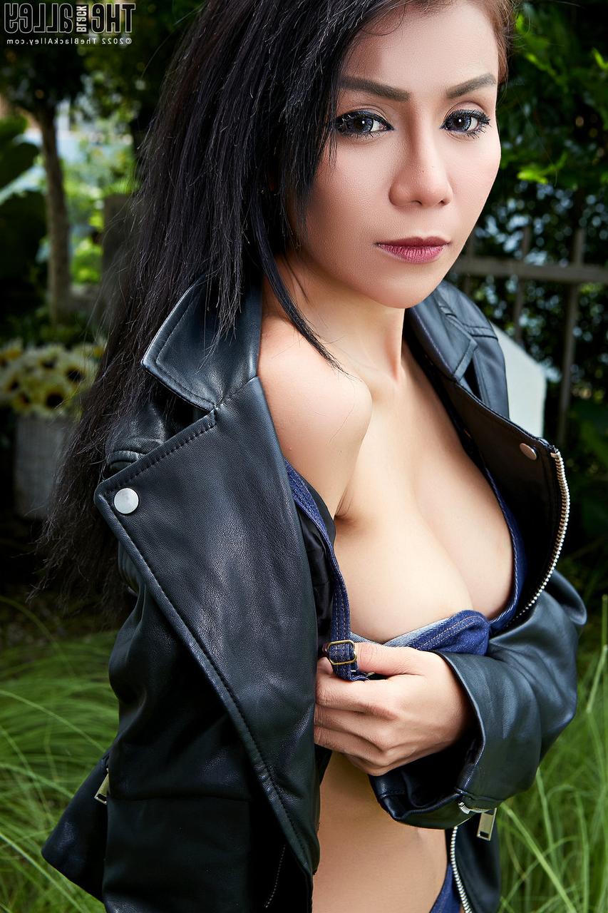 16P Le mannequin asiatique Aliyah écarte la chatte après avoir dévoilé son corps chaud en extérieur.