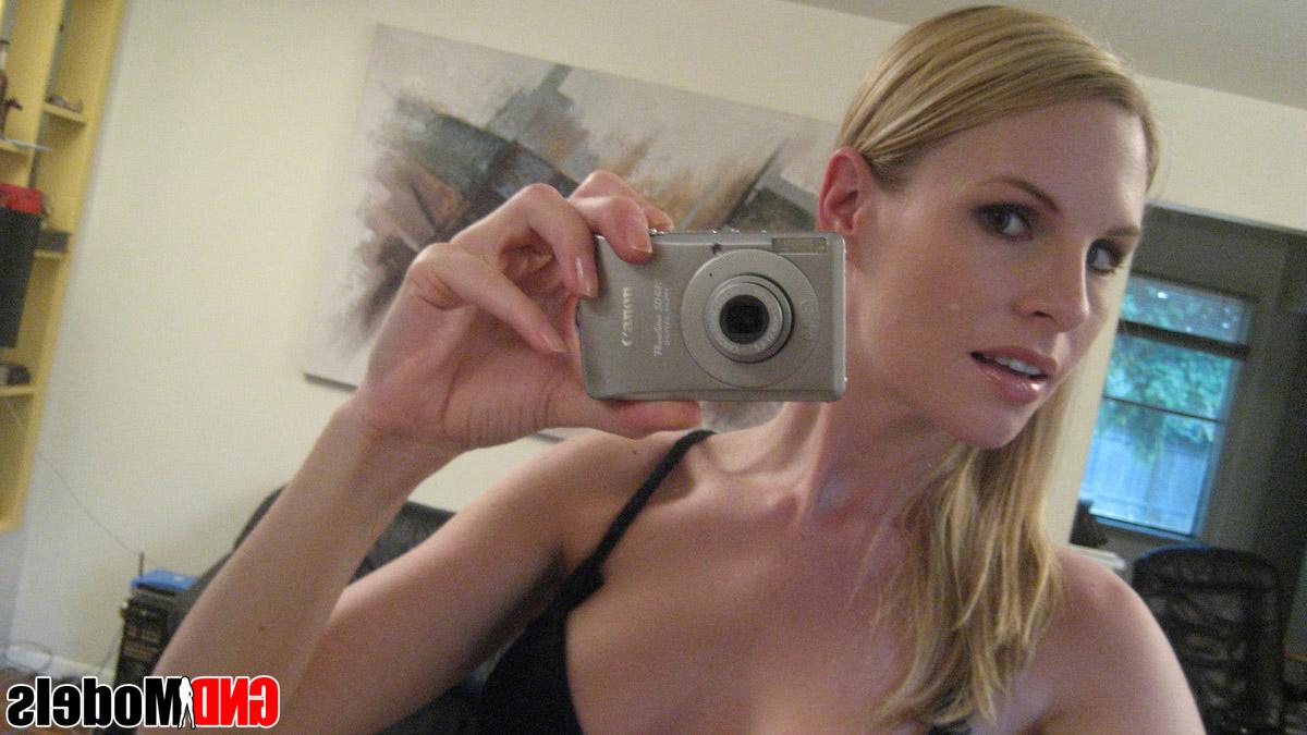 12P A adolescente loira Angel fica nua na frente de um espelho enquanto tira fotos