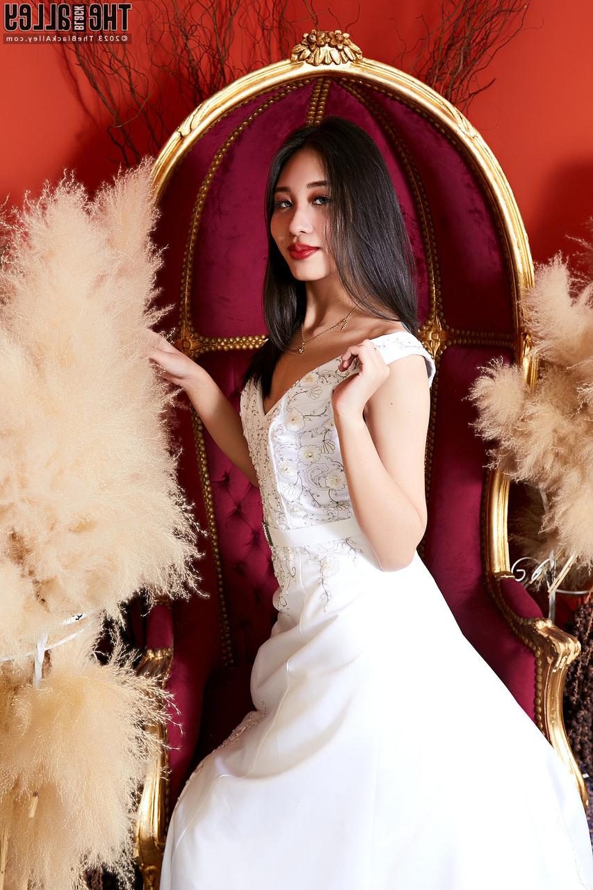 16P La hermosa asiática janet libera sus tetas y su coño de un bonito vestido