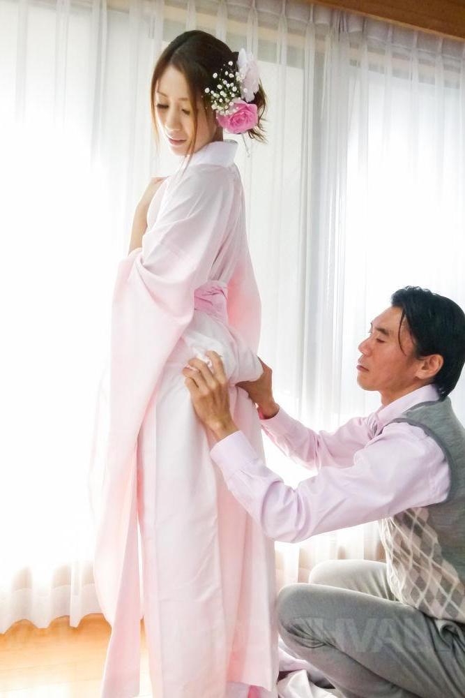 15P La MILF japonesa Kaori Maeda luce un creampie después del sexo con flores en el pelo