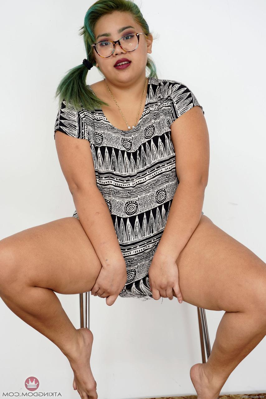 20P A asiática gorda de cabelos verdes Manila Bey expõe seu corpo grosso e sua vulva peluda