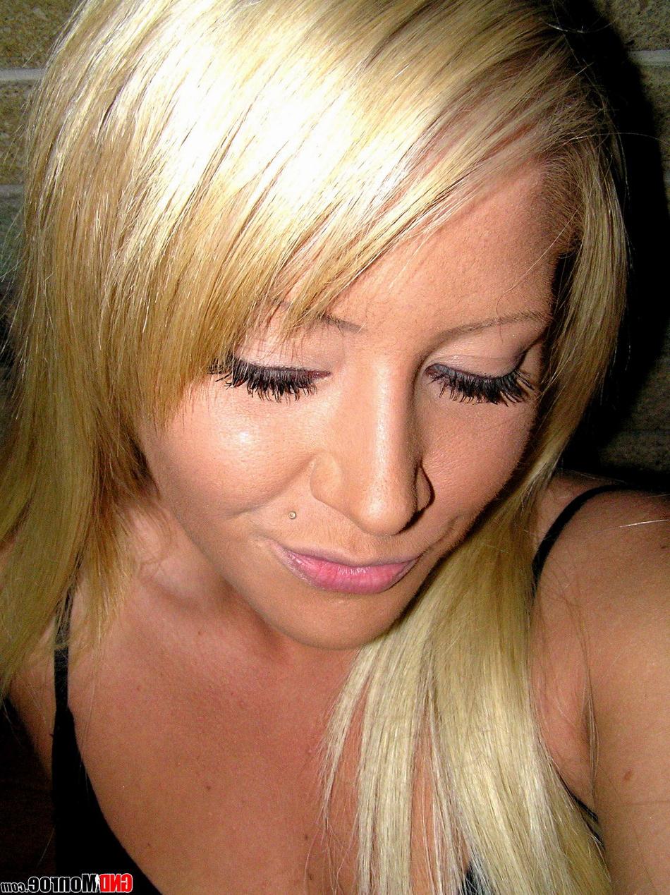 12P Une jeune blonde se déshabille en culotte noire tout en prenant une série de selfies.