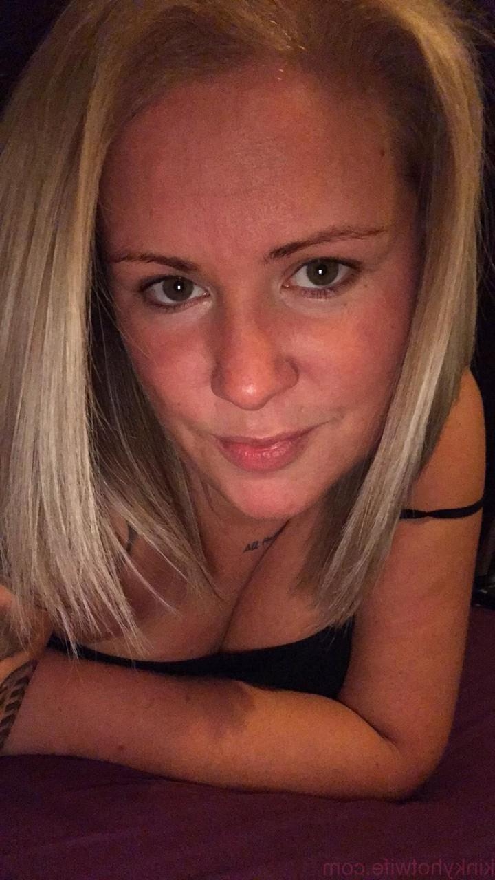 15P Amateur Kinky Hotwife se desnuda y muestra sus pequeñas tetas con pezones perforados