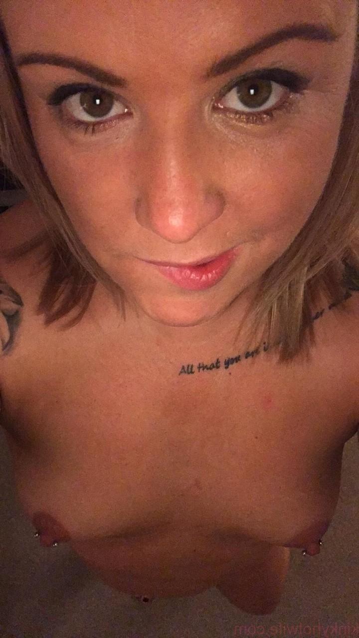 15P Amateur Kinky Hotwife se desnuda y muestra sus pequeñas tetas con pezones perforados
