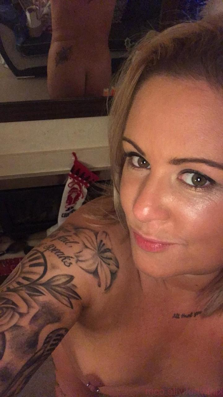 15P Amateur Kinky Hotwife se desnuda y muestra sus pequeñas tetas con pezones perforados