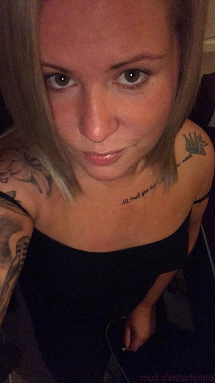15P Amateur Kinky Hotwife se desnuda y muestra sus pequeñas tetas con pezones perforados