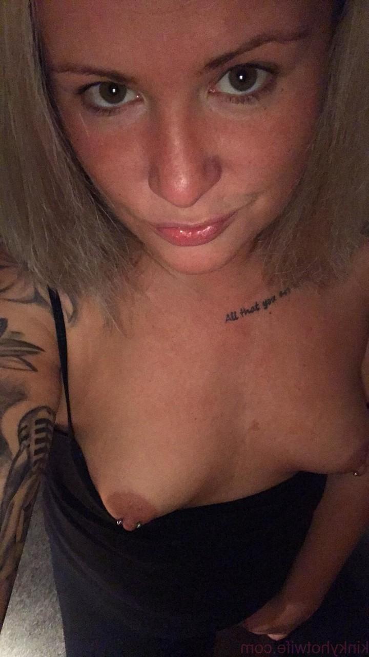 15P Amateur Kinky Hotwife se desnuda y muestra sus pequeñas tetas con pezones perforados