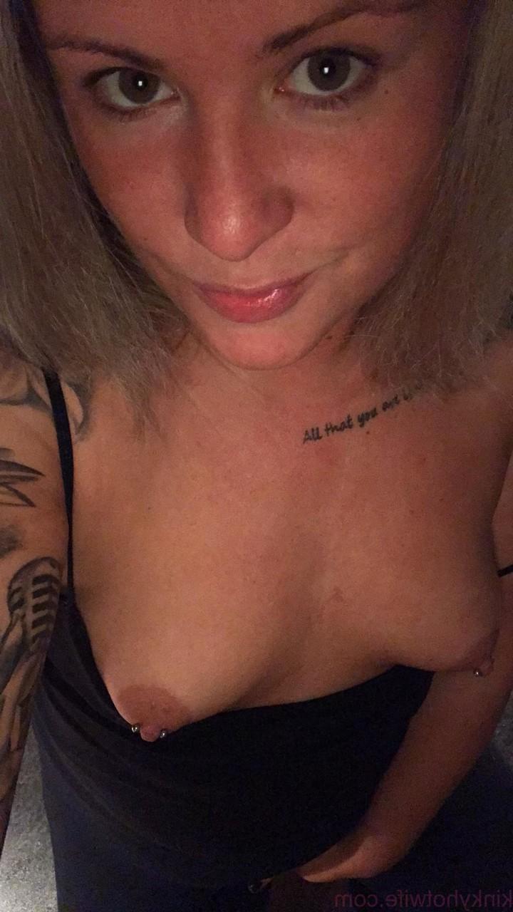 15P Amateur Kinky Hotwife se desnuda y muestra sus pequeñas tetas con pezones perforados