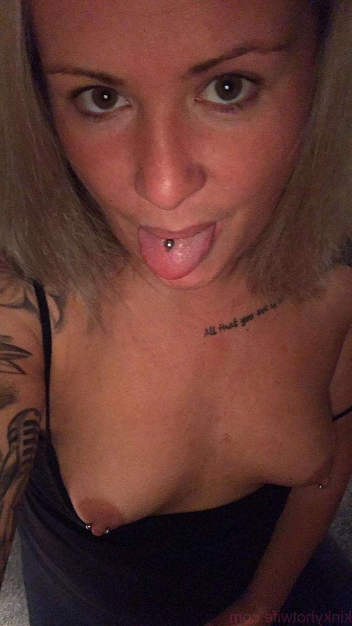 15P Amateur Kinky Hotwife se desnuda y muestra sus pequeñas tetas con pezones perforados