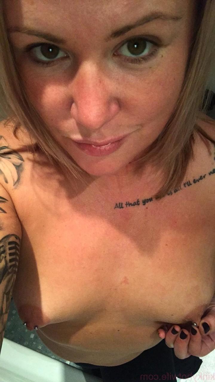 15P Amateur Kinky Hotwife se desnuda y muestra sus pequeñas tetas con pezones perforados
