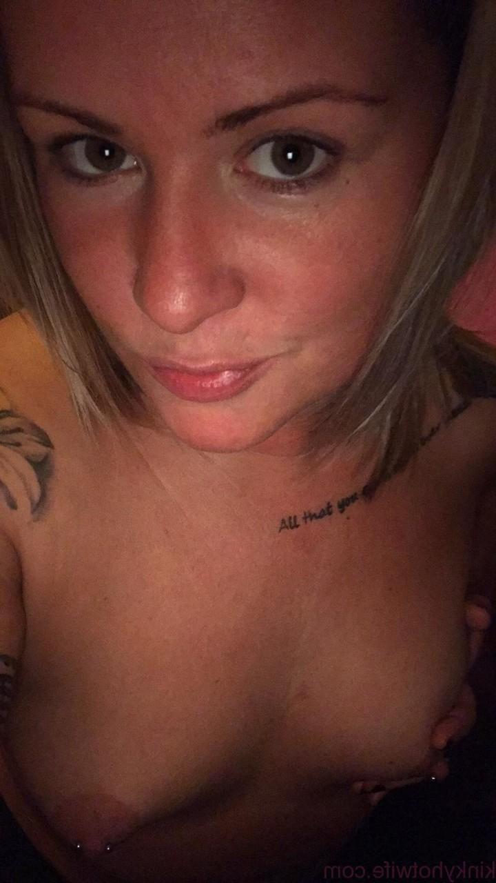 15P Amateur Kinky Hotwife se desnuda y muestra sus pequeñas tetas con pezones perforados