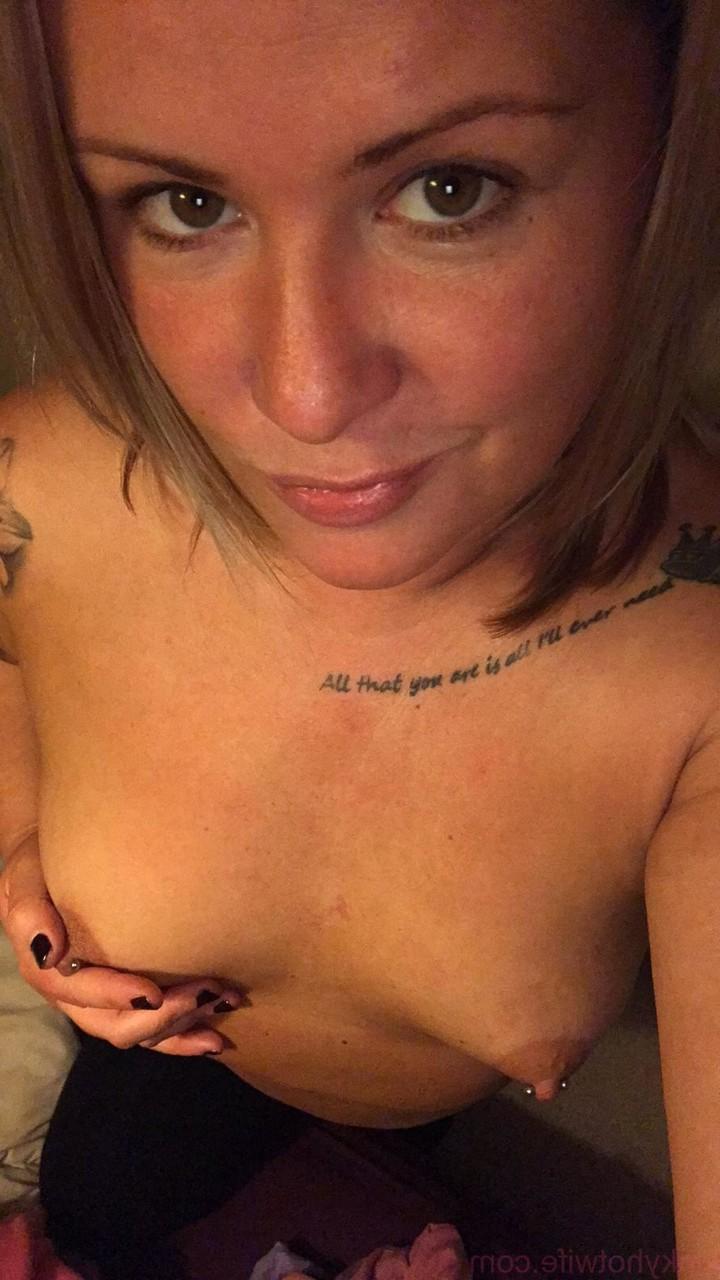 15P Amateur Kinky Hotwife se desnuda y muestra sus pequeñas tetas con pezones perforados