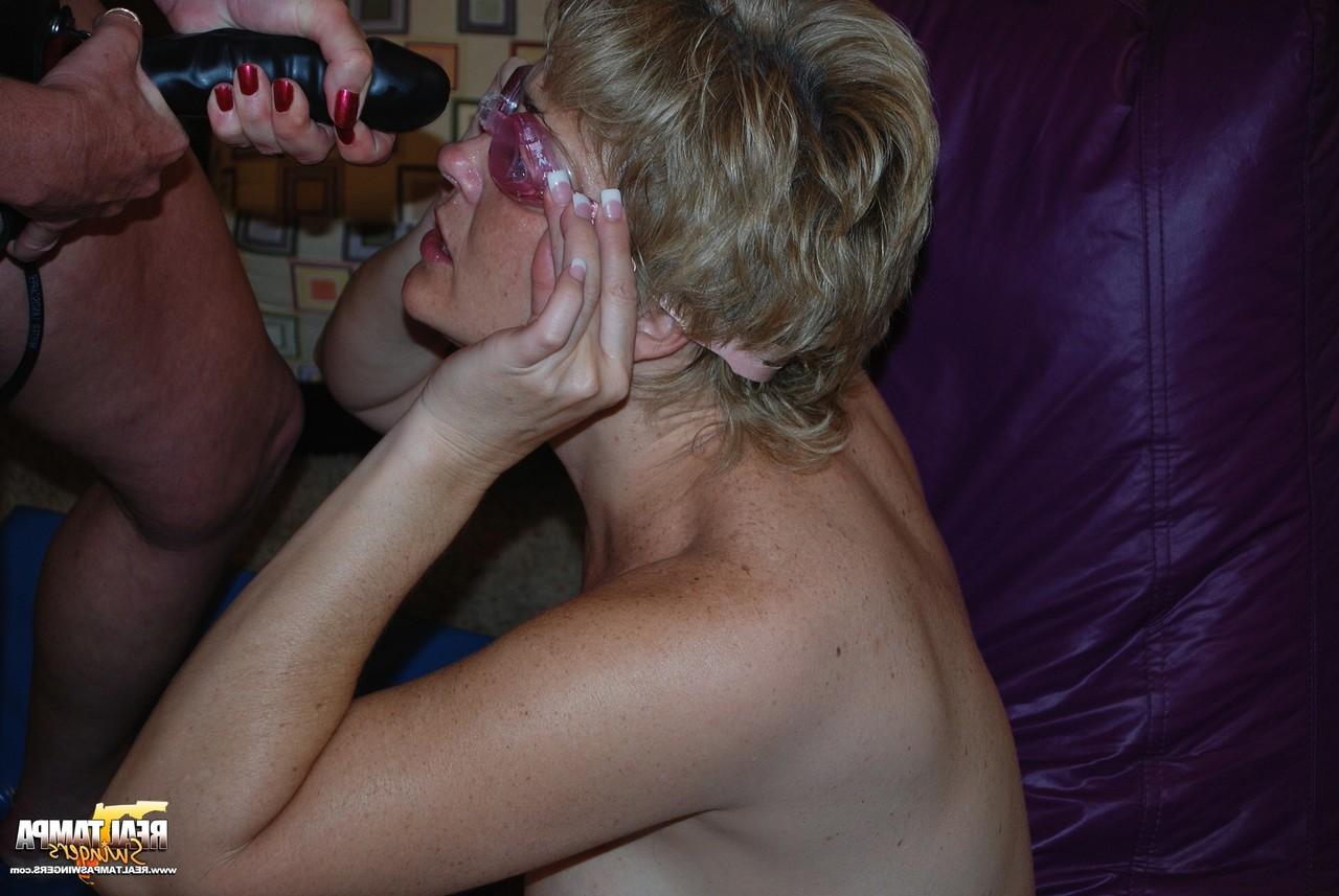20P Les échangistes matures Double Dee et son amie aux gros seins sucent de grosses bites avec des lunettes de sperme.
