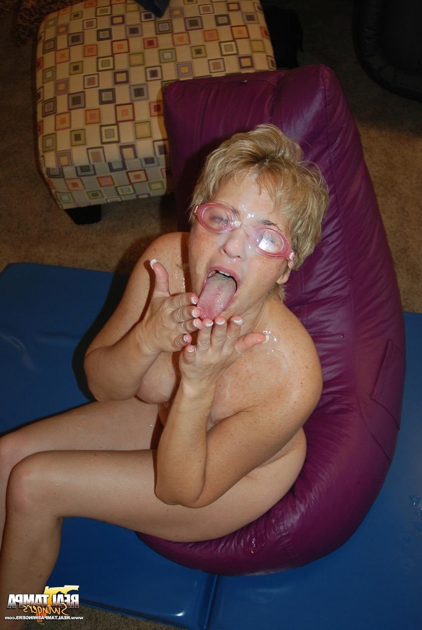 20P Les échangistes matures Double Dee et son amie aux gros seins sucent de grosses bites avec des lunettes de sperme.