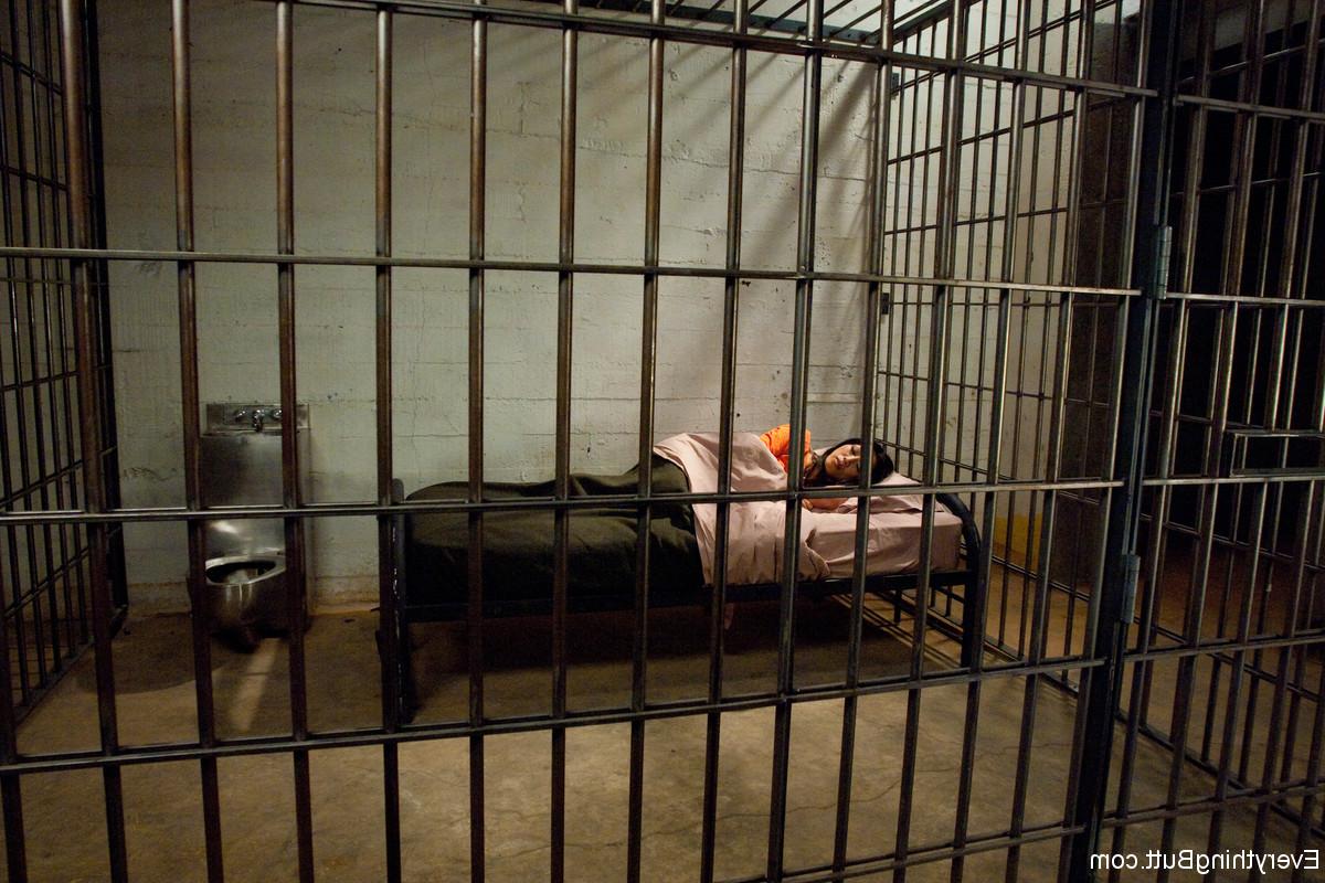 20P アジア人受刑者ティア・リンが浣腸を受け、その後所長アリエル・Xにホースで注がれる
