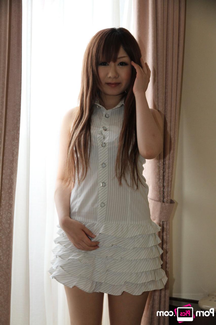 20P A mãe asiática excitada Megu Miura se livra de suas roupas e expõe seus peitos gostosos
