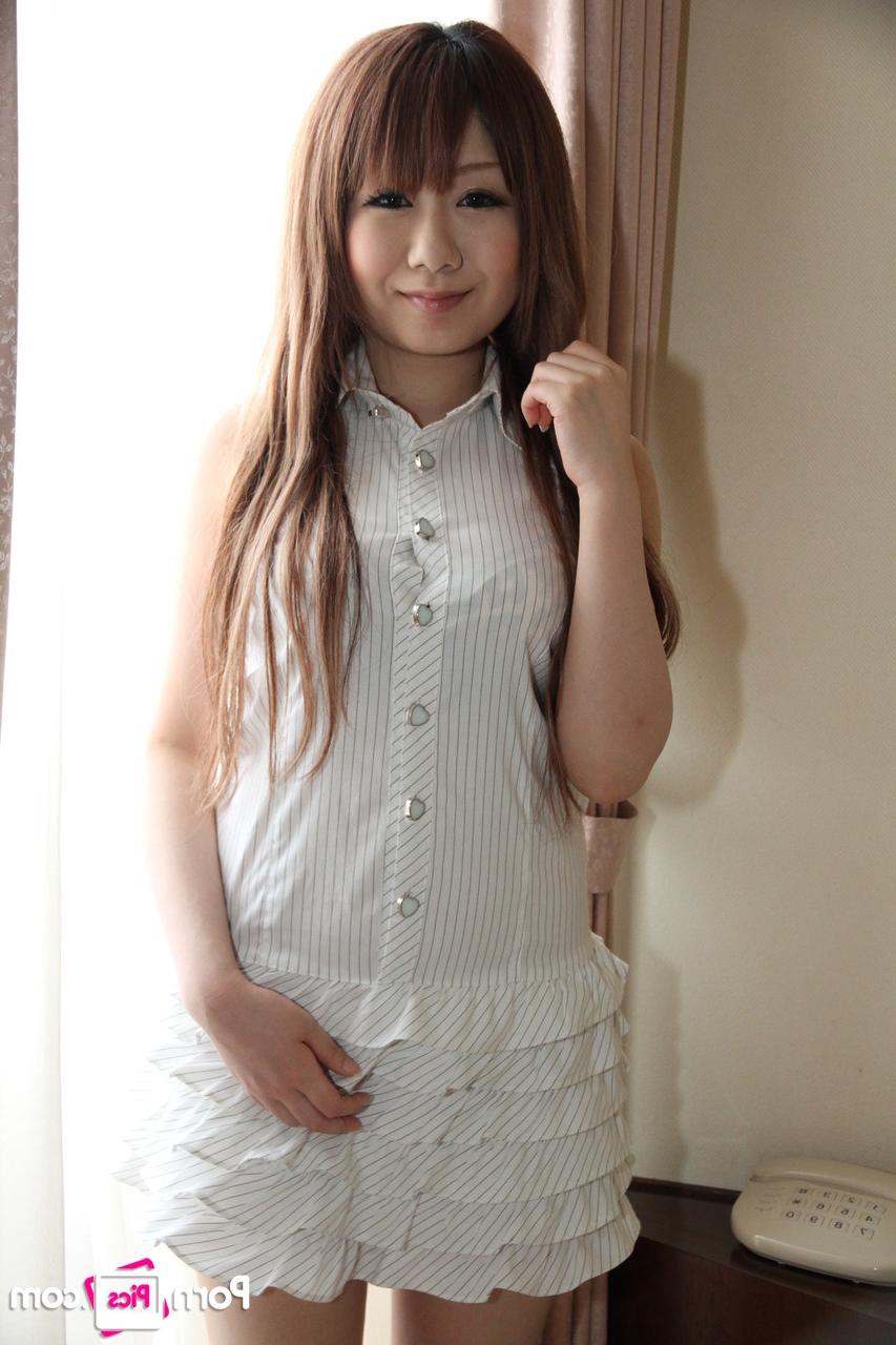 20P A mãe asiática excitada Megu Miura se livra de suas roupas e expõe seus peitos gostosos