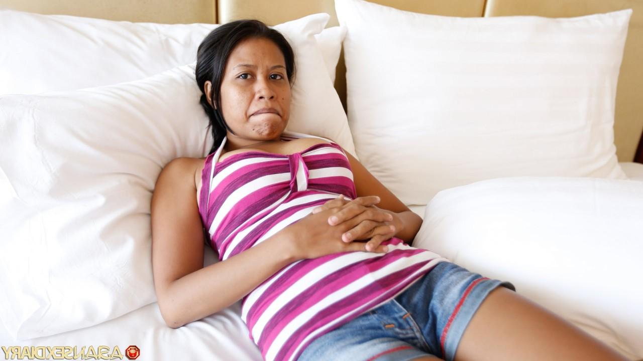18P A gata asiática Khieuw exibe seus peitos suculentos enquanto se despe para fazer sexo POV