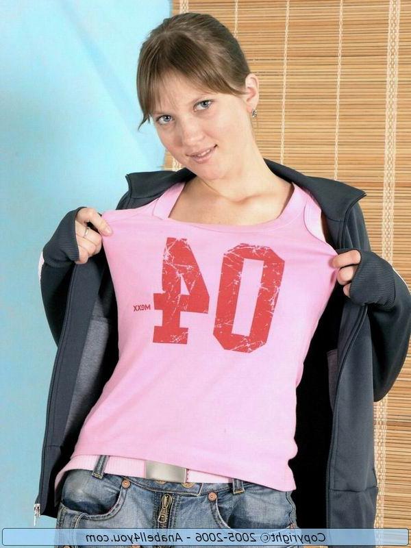 15P A linda adolescente Anabell abre seus seios firmes antes de abaixar sua calcinha