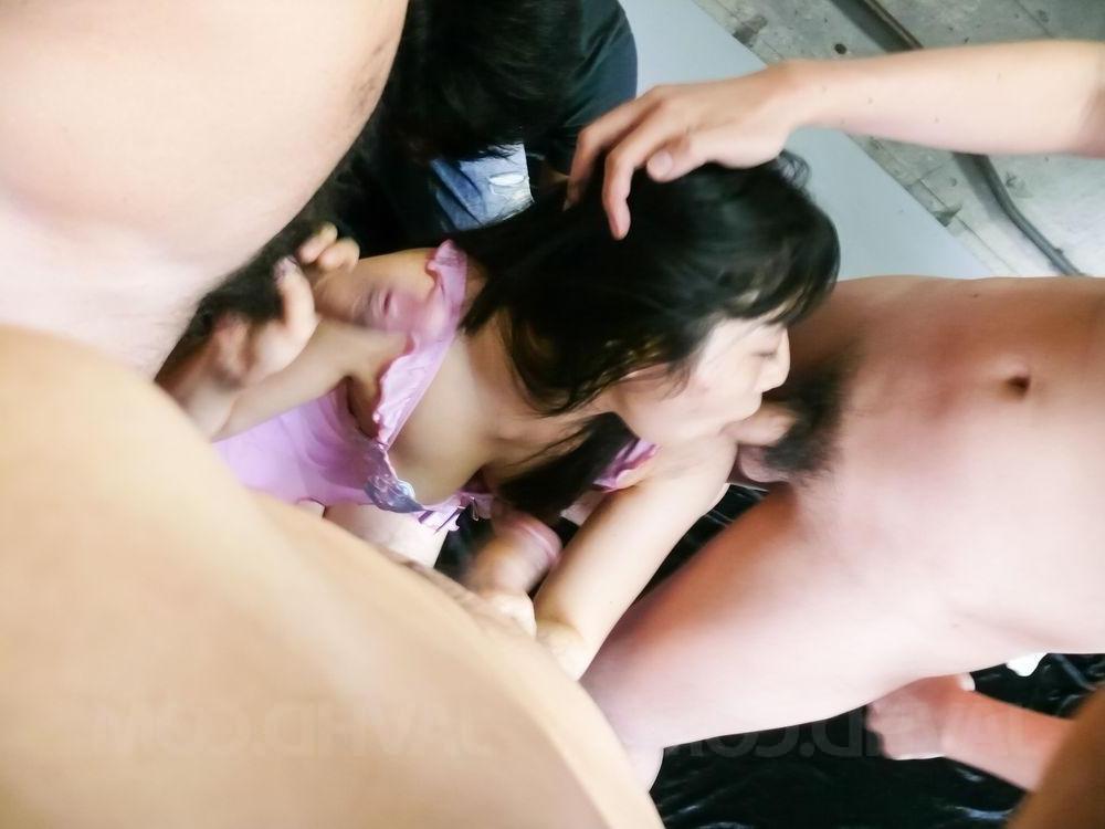 12P A japonesa de cabelos escuros Chiharu chupa paus durante um boquete