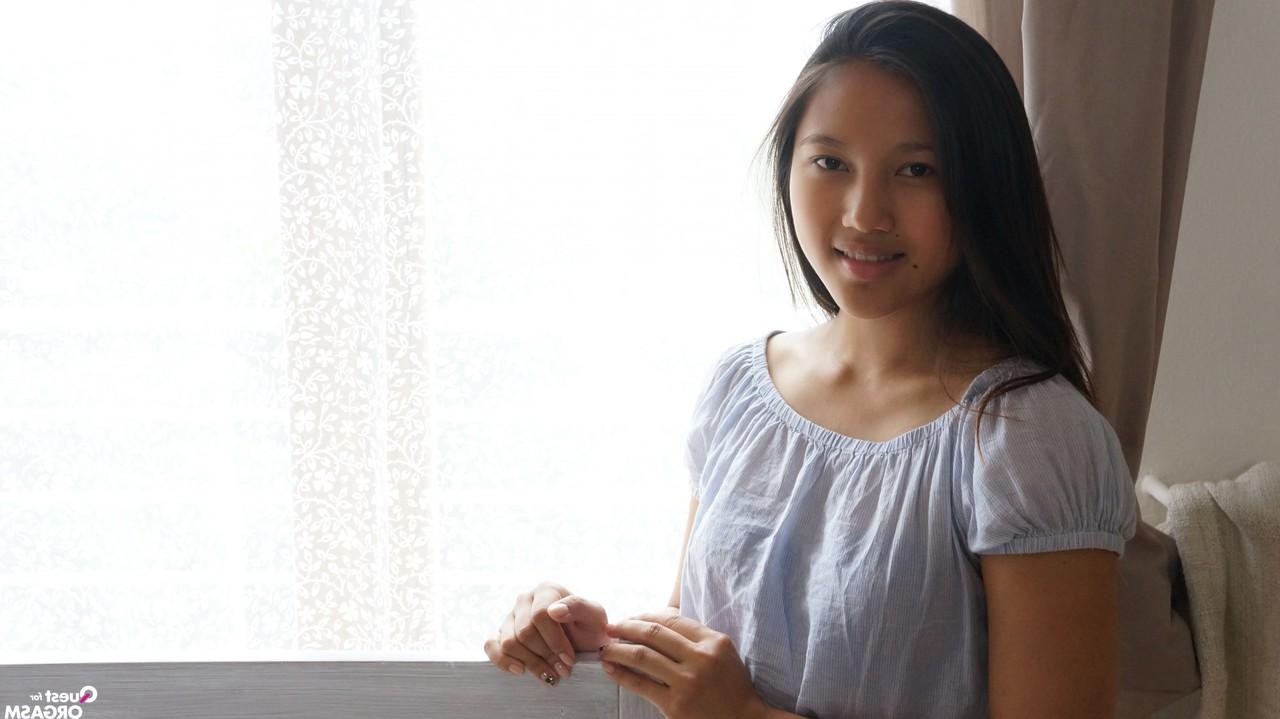 17P La petite asiatique May Thai utilise différents vibromasseurs pour se faire jouir.