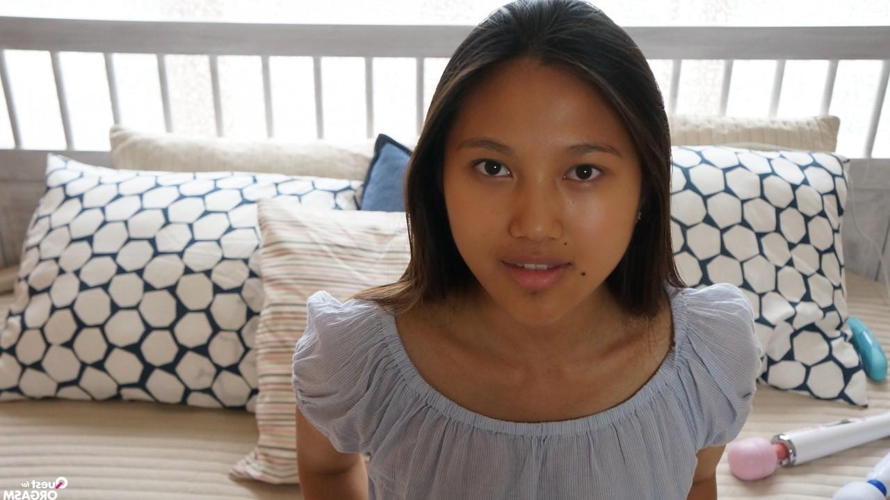 17P La petite asiatique May Thai utilise différents vibromasseurs pour se faire jouir.