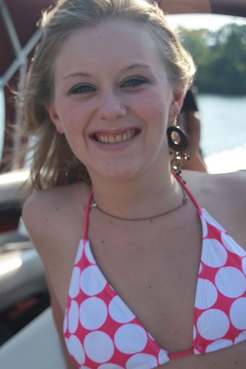 20P Linda adolescente amadora em um biquíni sexy posando em um barco e se tocando