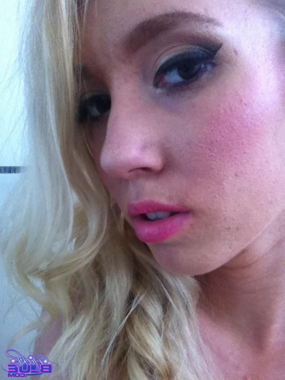 20P A estrela pornográfica de 30 anos Nicki Blue tira selfies sensuais de seus peitos minúsculos e regalo inchado