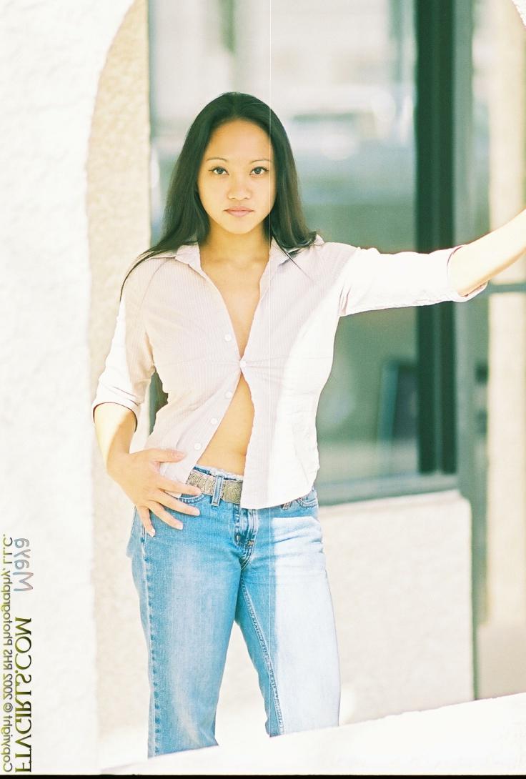 16P 小さな素人美女マヤがトップレスになって公共の場で巨乳を見せつける