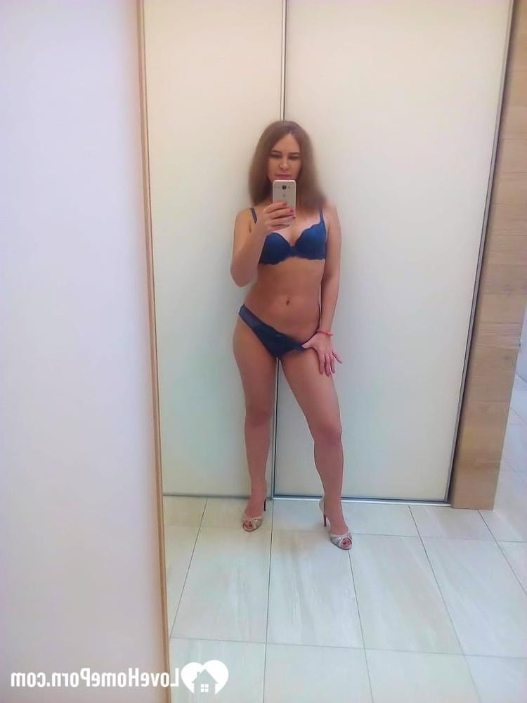 20P Amatrice chérie prend des selfies pendant qu'elle pose et se déshabille devant le miroir.