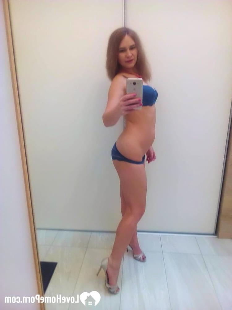 20P Amatrice chérie prend des selfies pendant qu'elle pose et se déshabille devant le miroir.