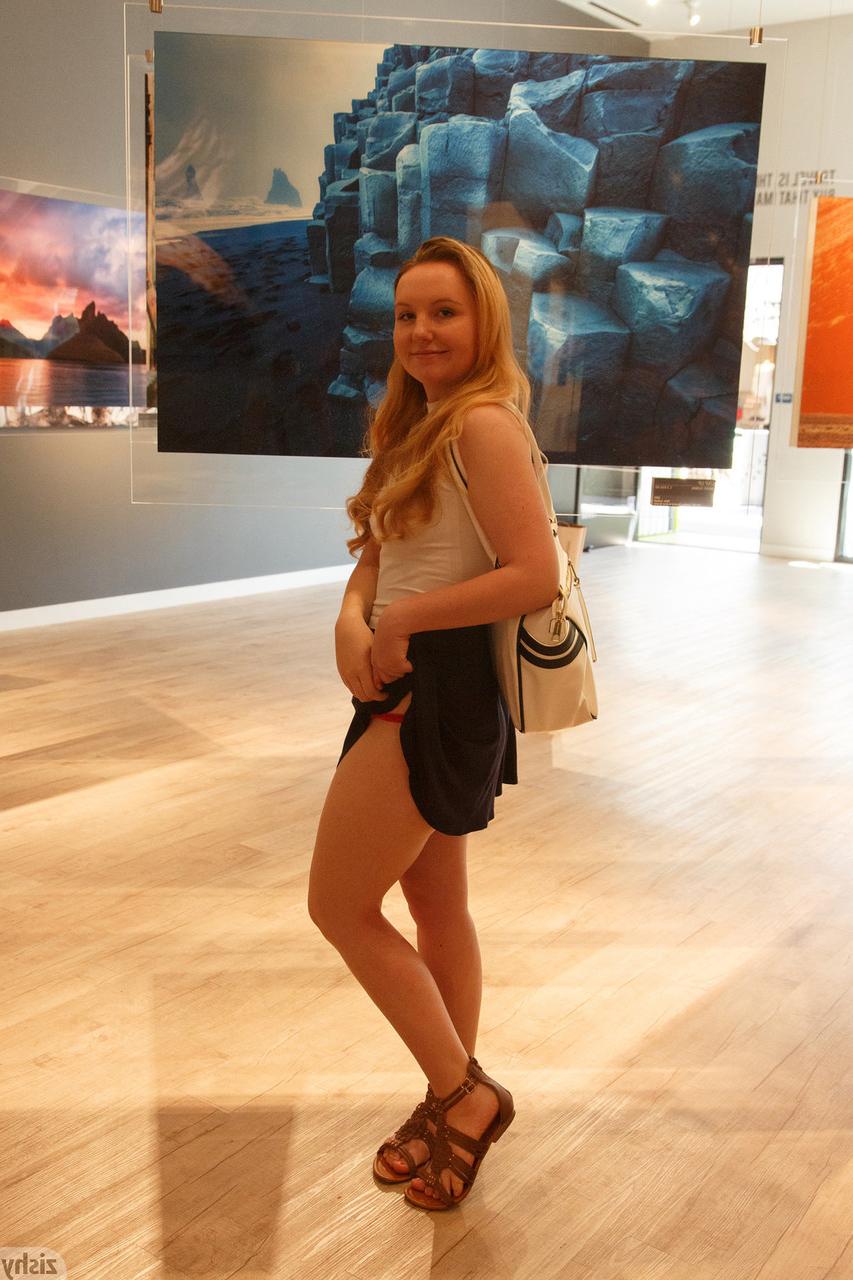 12P Oakley Jacobs, petite amatrice, exhibe son gros cul et sa culotte en public.