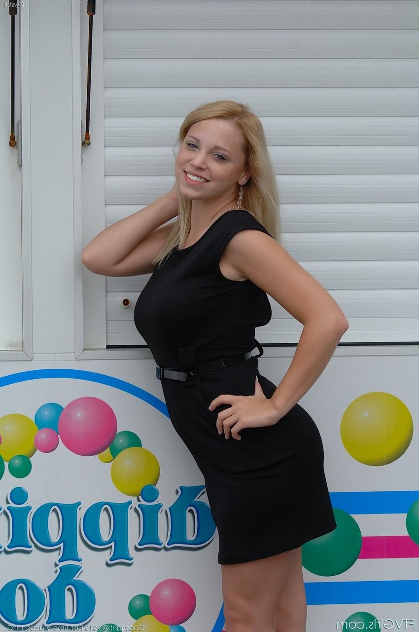 20P Amateur-Babe Crystal enthüllt ihre großen natürlichen Titten und ihren runden Arsch, bevor sie spielt