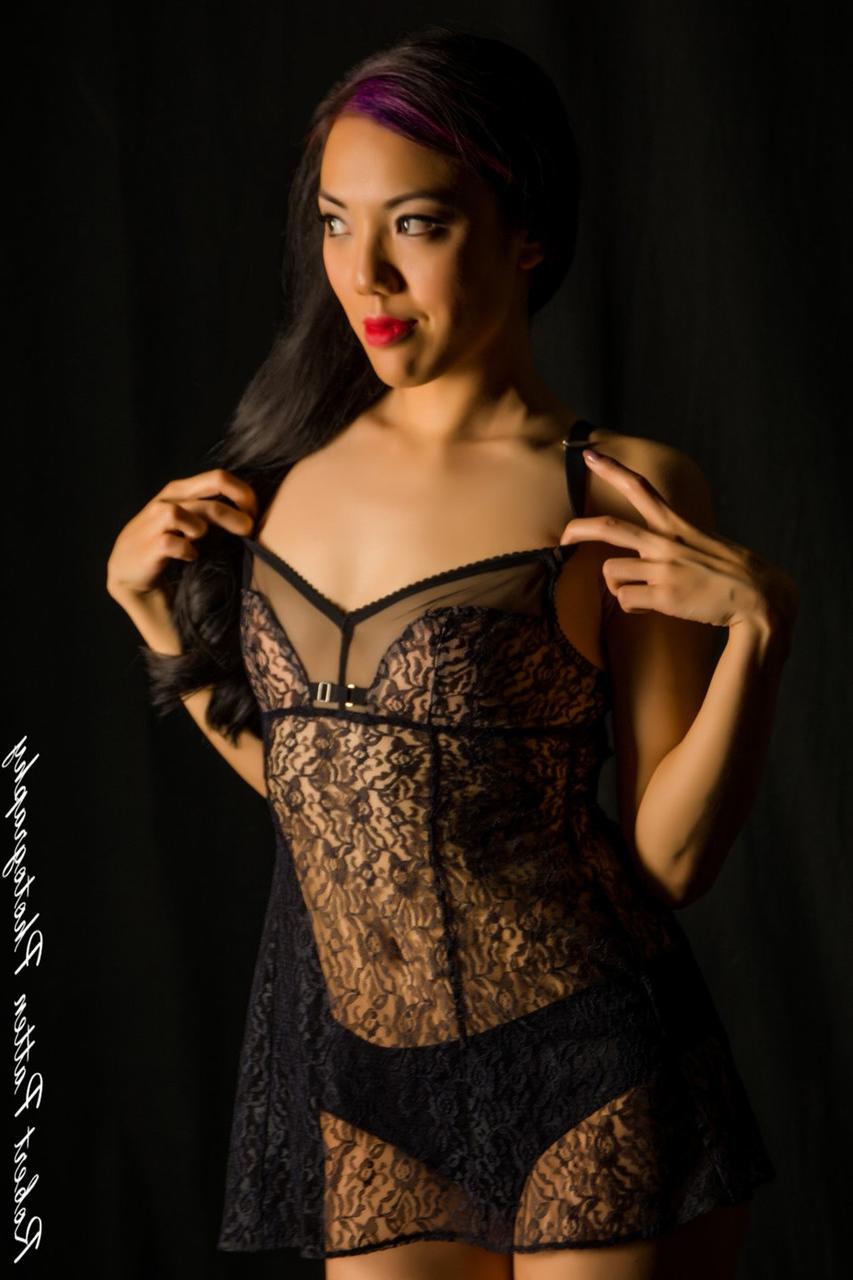 20P Linda gata mostra seu corpo perfeito em lingerie sexy e salto alto