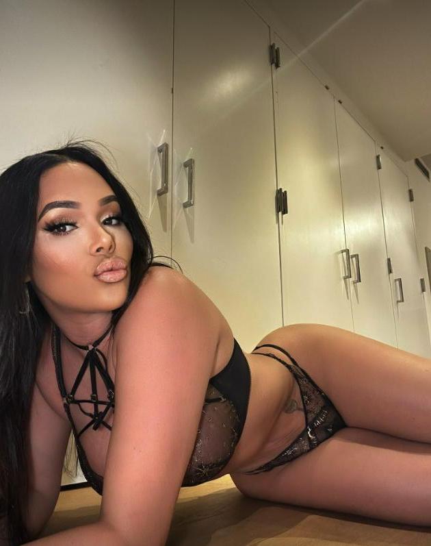 10P Die atemberaubende Shemale TS Lauren Cox stellt ihre Monsterkurven in ihren Dessous zur Schau