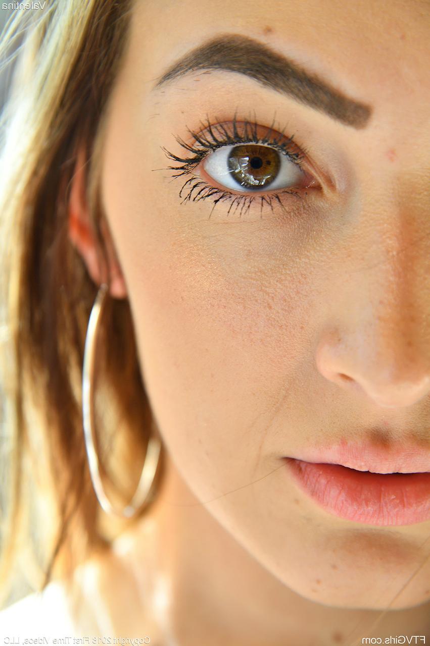 20P Das fitte Amateur-Babe Valentina zeigt ihre heißen Brüste und masturbiert in einer Zusammenstellung