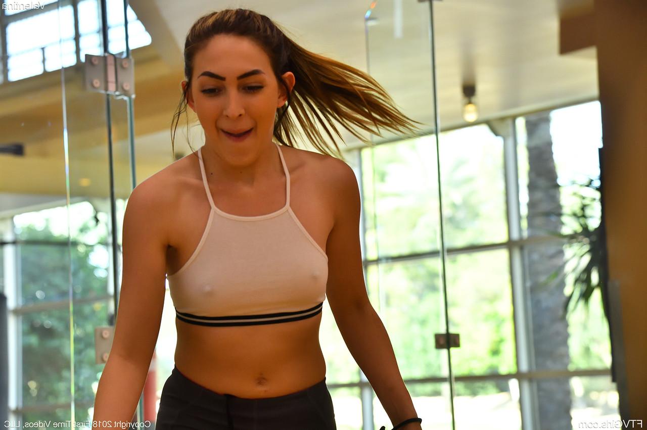 20P Das fitte Amateur-Babe Valentina zeigt ihre heißen Brüste und masturbiert in einer Zusammenstellung