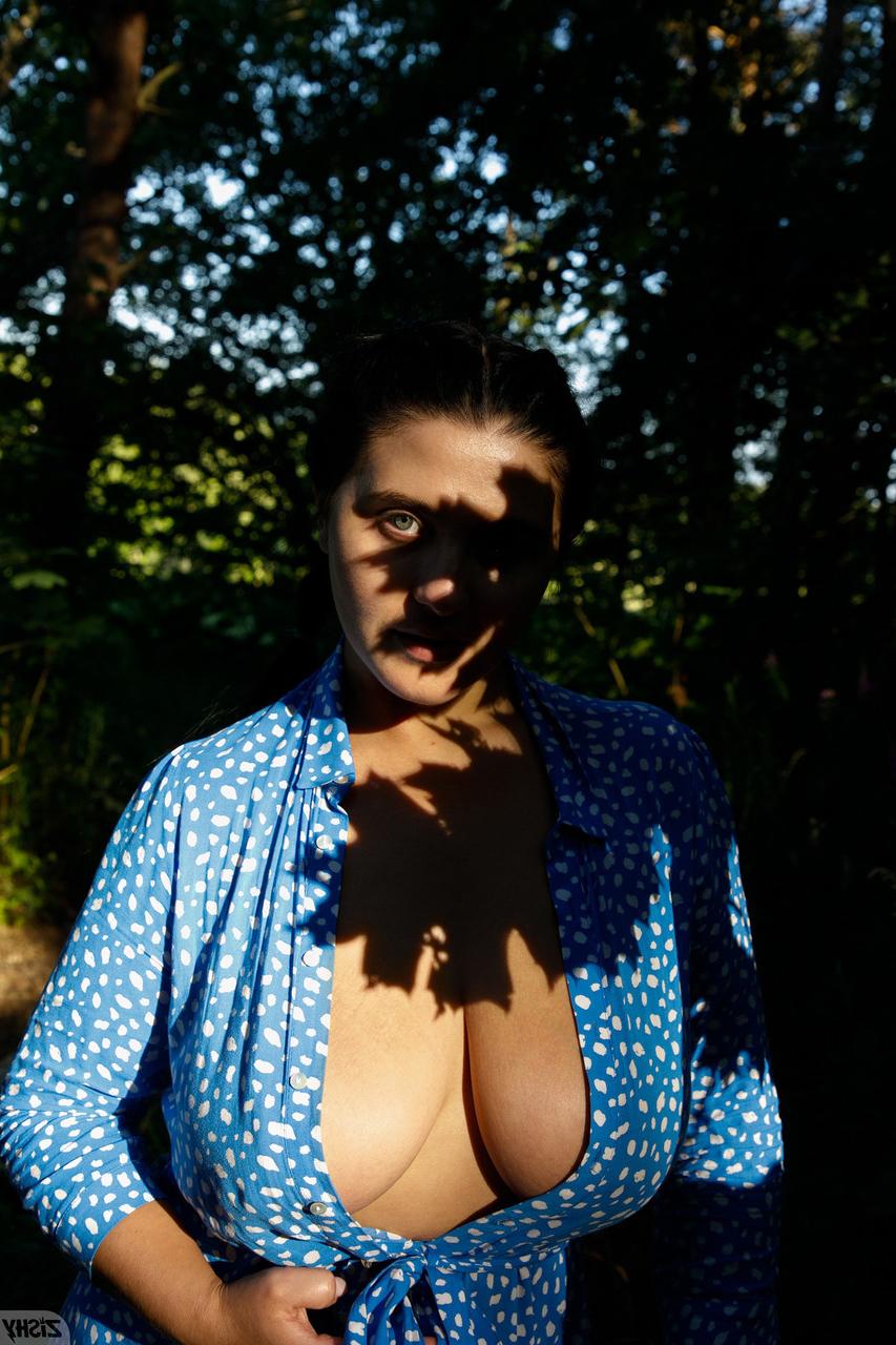 12P Stacked babe Vyeta Mustafina shows off her stunning big boobs outdoors