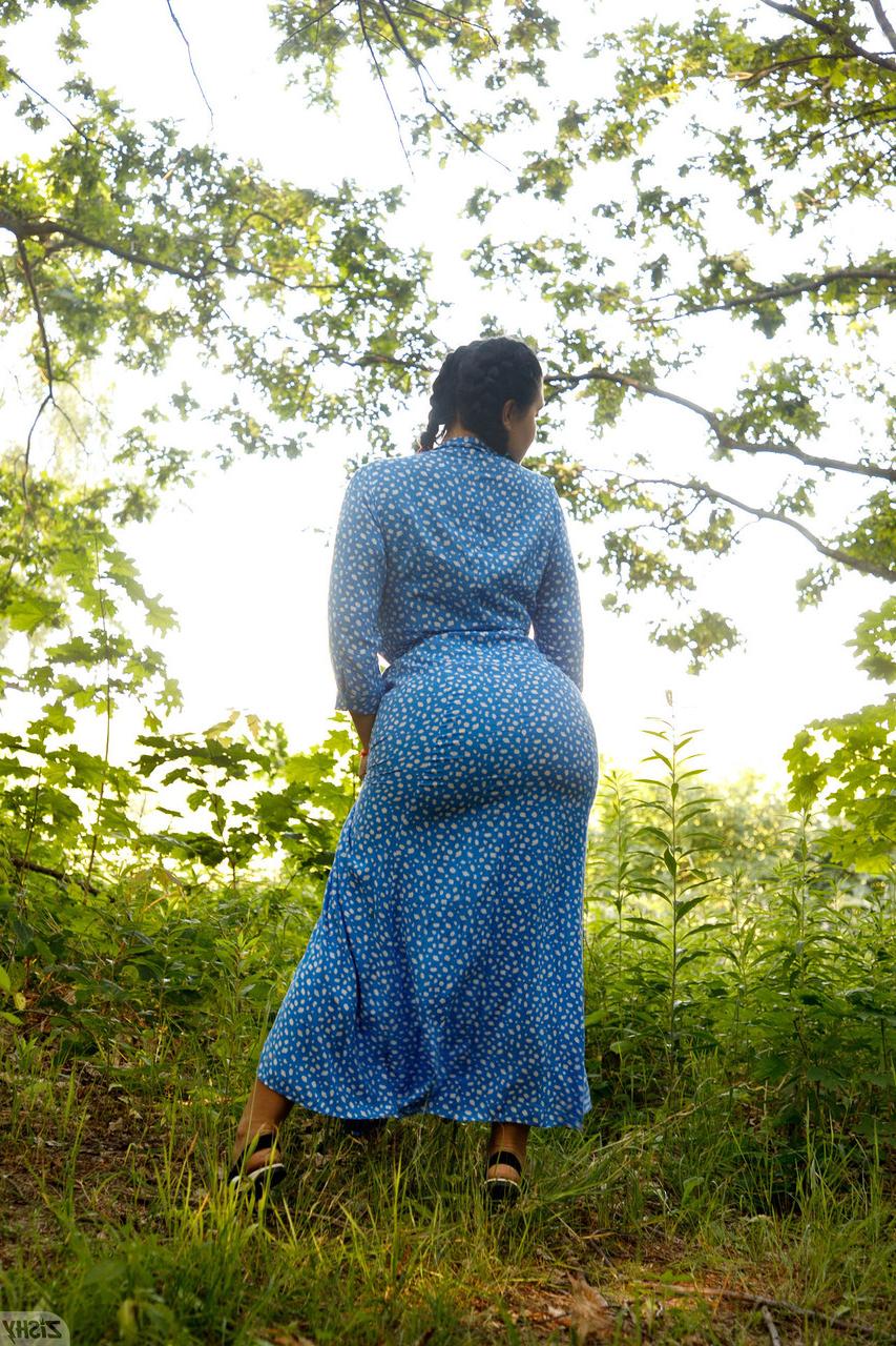 12P Stacked babe Vyeta Mustafina shows off her stunning big boobs outdoors