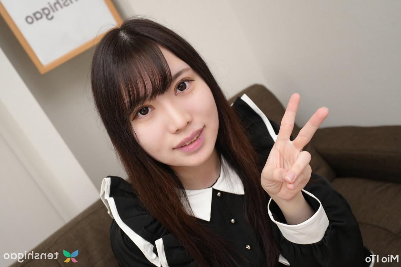 15P A estudante japonesa Mio Ito mostra as pernas nuas enquanto veste um uniforme
