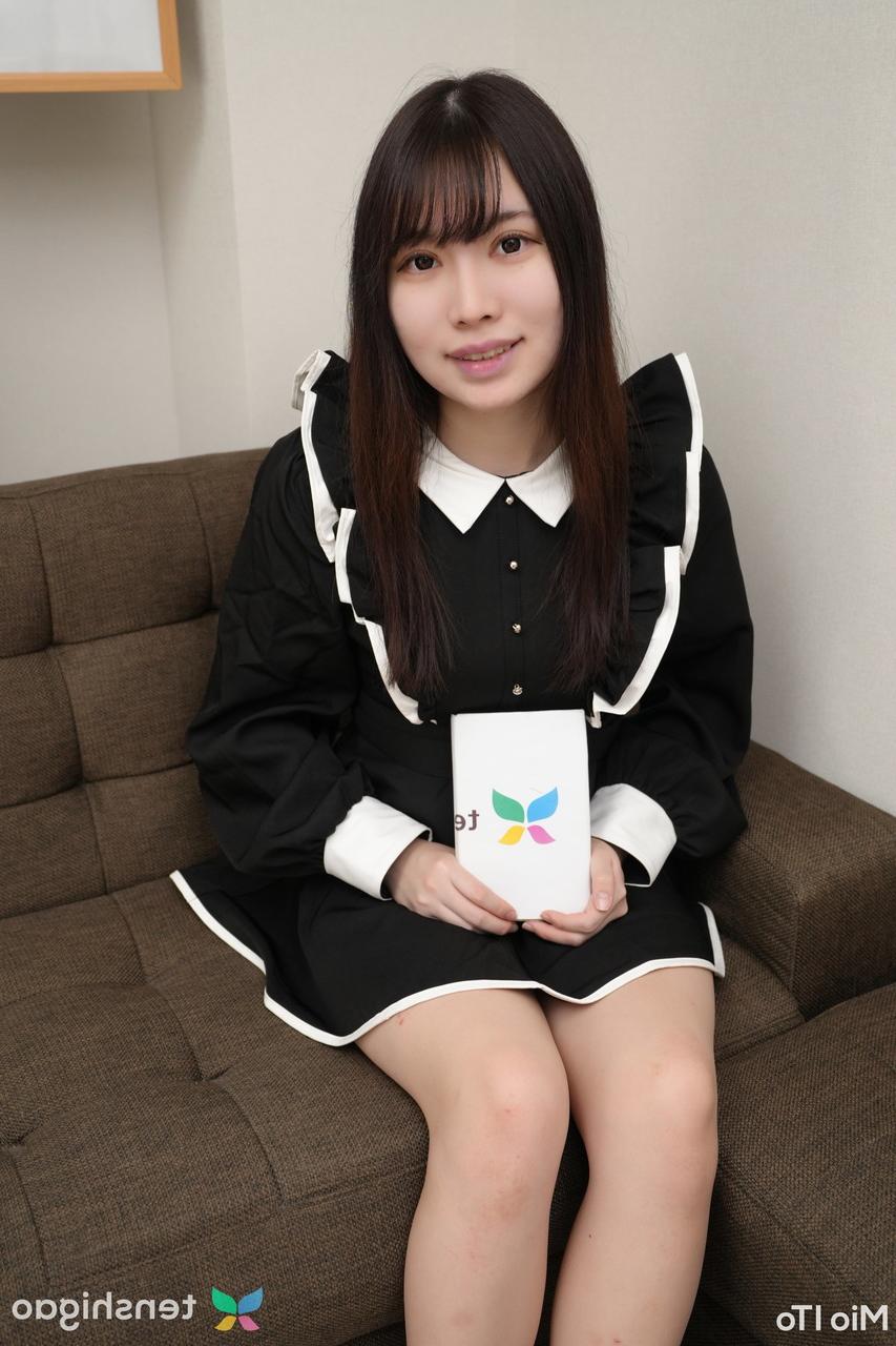 15P A estudante japonesa Mio Ito mostra as pernas nuas enquanto veste um uniforme