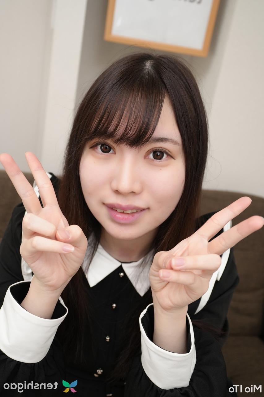 15P A estudante japonesa Mio Ito mostra as pernas nuas enquanto veste um uniforme