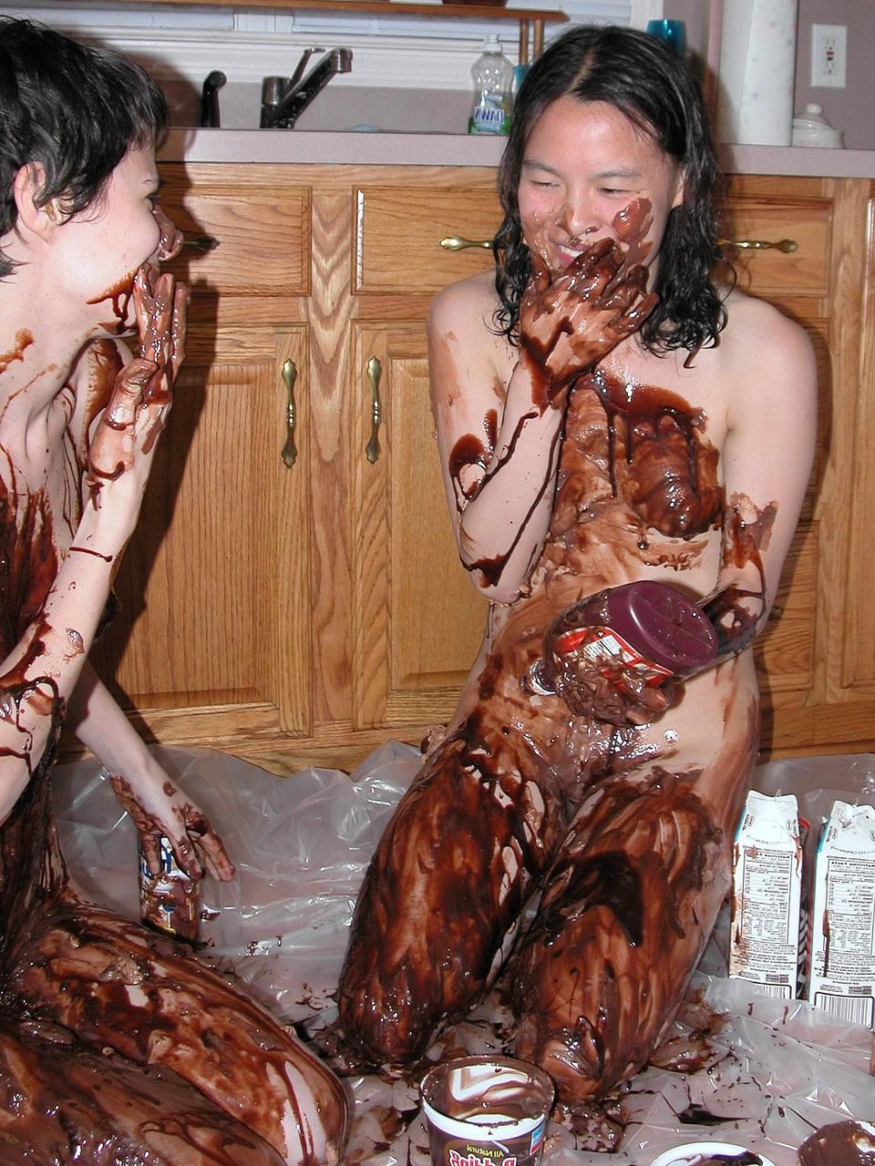 20P As lésbicas brincalhonas Colette e Roxanne cobrem o corpo uma da outra com chocolate