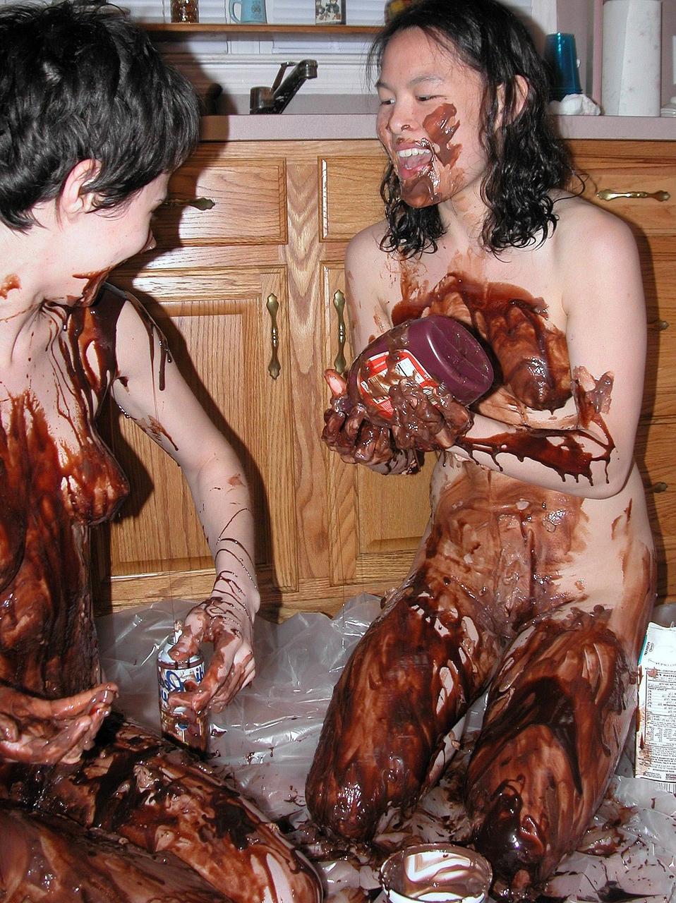 20P As lésbicas brincalhonas Colette e Roxanne cobrem o corpo uma da outra com chocolate