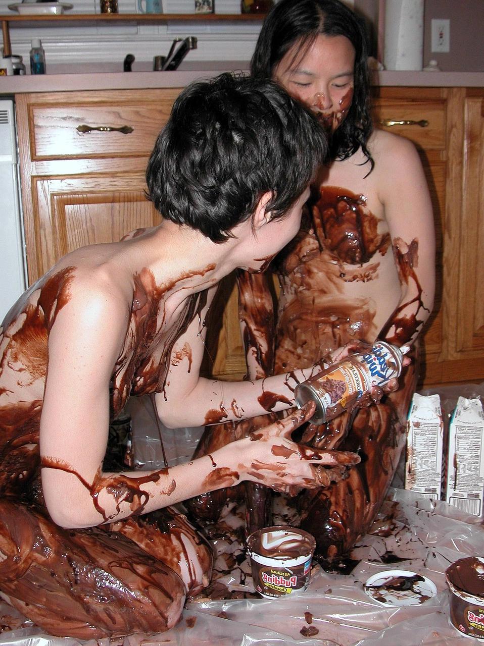 20P As lésbicas brincalhonas Colette e Roxanne cobrem o corpo uma da outra com chocolate