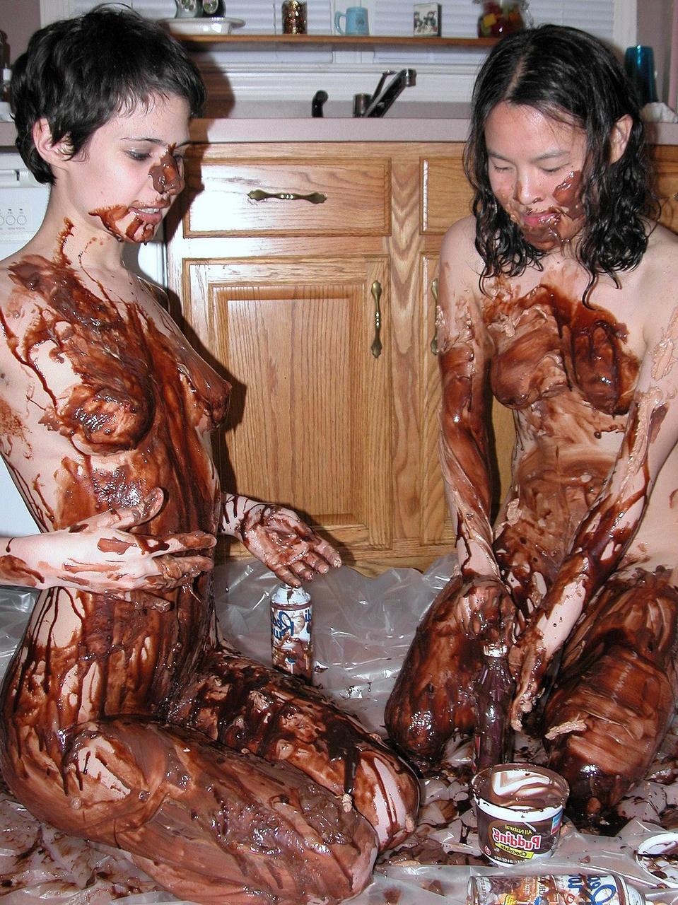 20P As lésbicas brincalhonas Colette e Roxanne cobrem o corpo uma da outra com chocolate