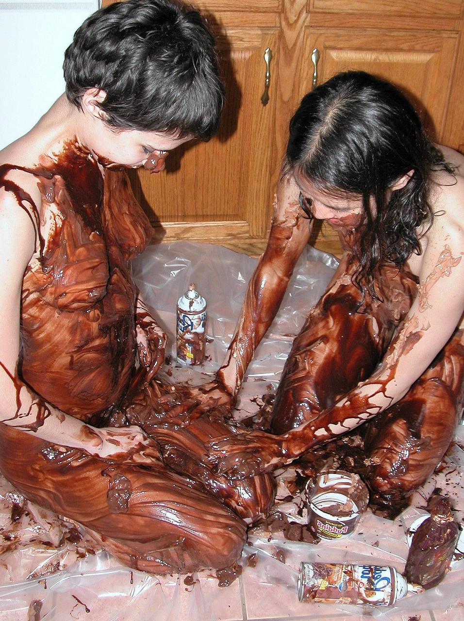 20P As lésbicas brincalhonas Colette e Roxanne cobrem o corpo uma da outra com chocolate