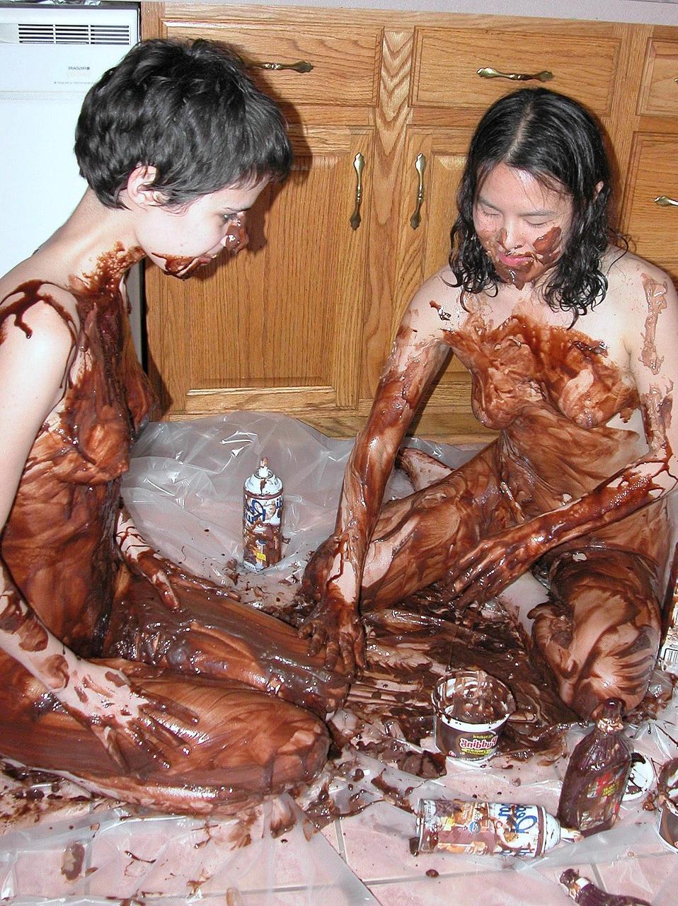 20P As lésbicas brincalhonas Colette e Roxanne cobrem o corpo uma da outra com chocolate