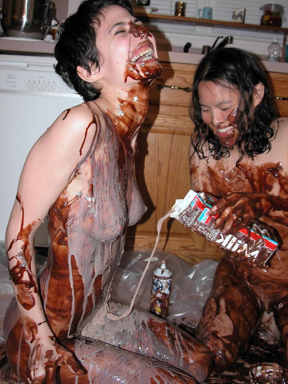 20P As lésbicas brincalhonas Colette e Roxanne cobrem o corpo uma da outra com chocolate